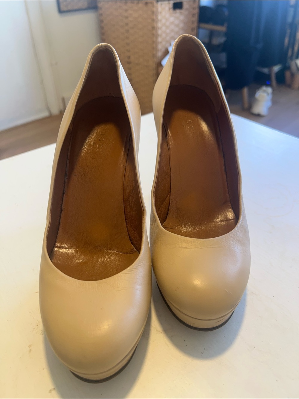 Gucci Womens Nude Leather Heeled Pumps - Picture 8 of 8